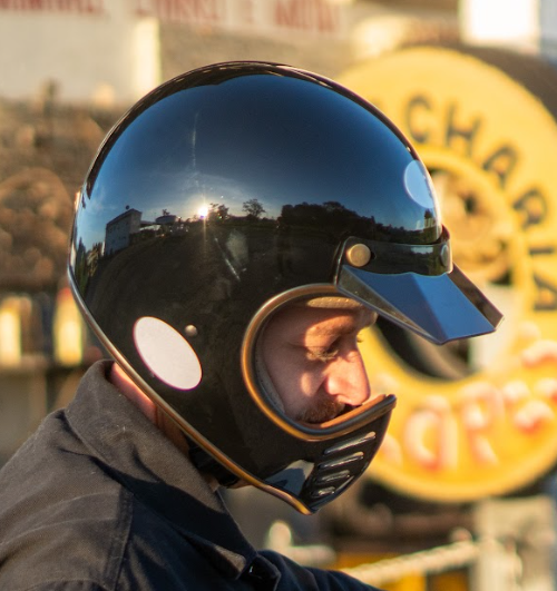 Homem usando capacete de moto preto com viseira