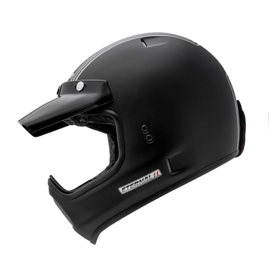 Capacete preto de motocross com viseira