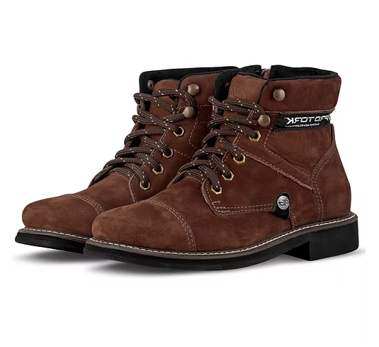 Botas de couro marrom com cadarços e sola preta.