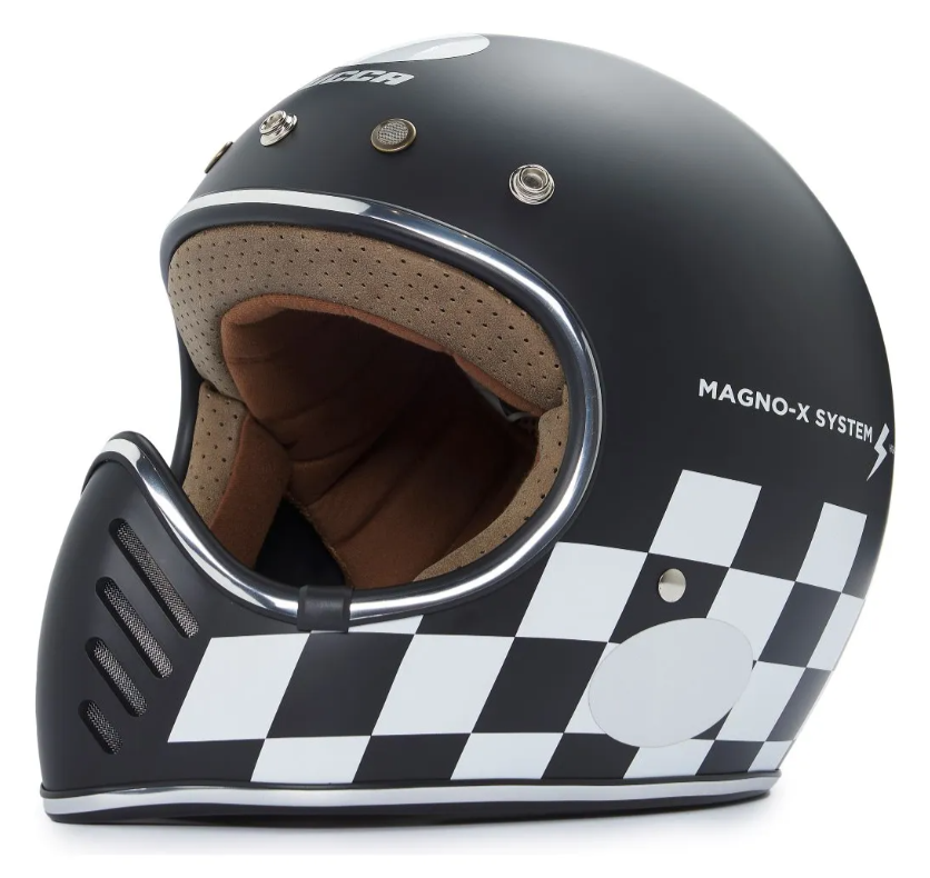 Capacete preto e branco com padrão quadriculado