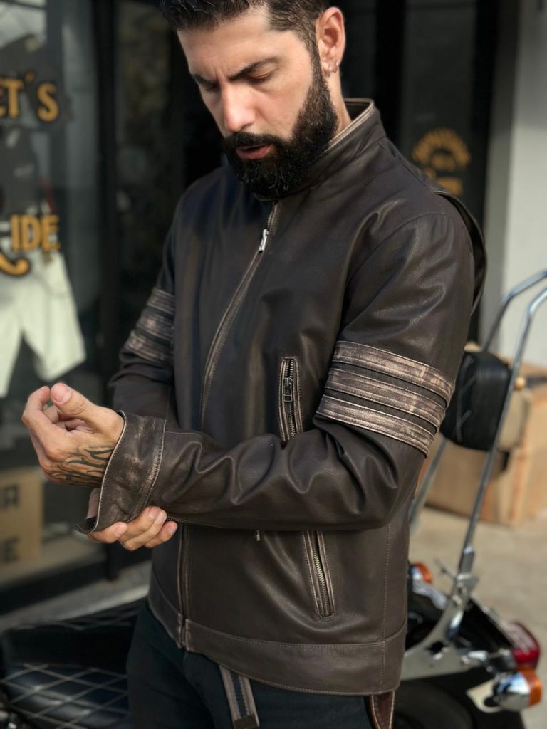 Homem barbudo vestindo jaqueta de couro marrom