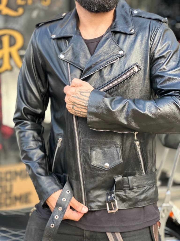 Homem vestindo jaqueta de couro preta