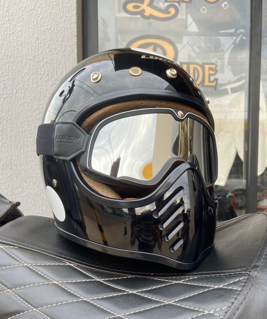 Capacete de moto preto brilhante com viseira espelhada e detalhes em couro marrom